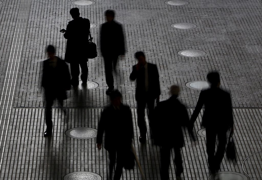 People walk at an office building at a business district in Tokyo, Japan, Feb. 29, 2016. (File photo/Reuters)