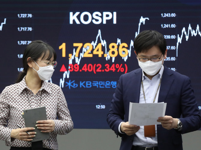 Currency dealers work in the trading room of KB Kookmin Bank with the benchmark Korea Composite Stock Price Index (KOSPI) in Seoul, South Korea, on April 2, 2020. (EPA/YONHAP file photo)