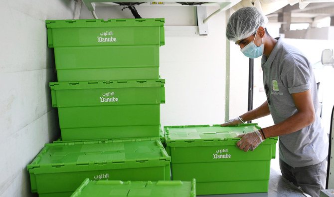 On delivery, no handshaking is permitted, and couriers and customers should keep at least two meters apart. Consumers also must reject any orders not displaying a ‘sealed’ sticker on the package. (SPA)