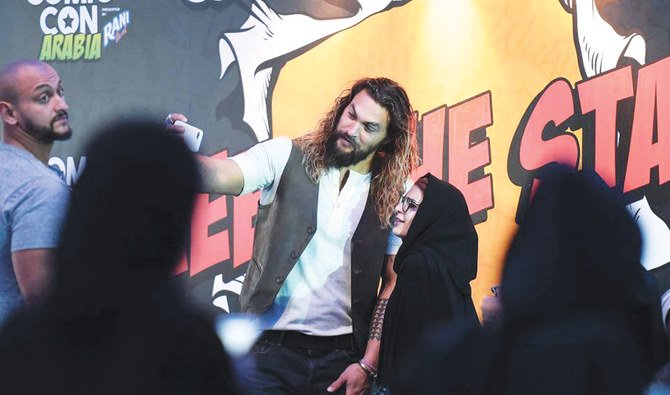 ‘Game of Thrones’ star Jason Momoa takes a selfie with a young Saudi fan during his visit to Saudi Arabia. (File photo)