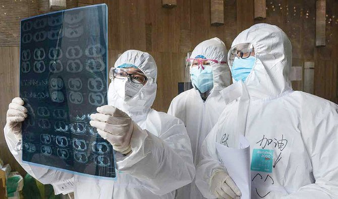 Chinese doctors study a lung CT image at a hospital in Yunmeng, in China’s central Hubei province. Chinese and Saudi experts will work together to fight COVID-19. (AFP/File)