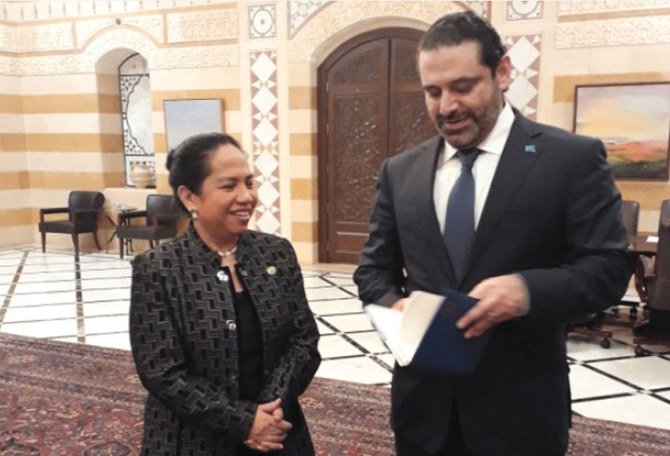 Ambassador Bernardita Catalla presents former Lebanese Prime Minister Saad Hariri with Philippine-crafted tokens on Feb. 7, 2018. (File/Supplied)