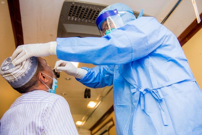 Medical staff carry out COVID-19 checks in Qassim. (SPA)