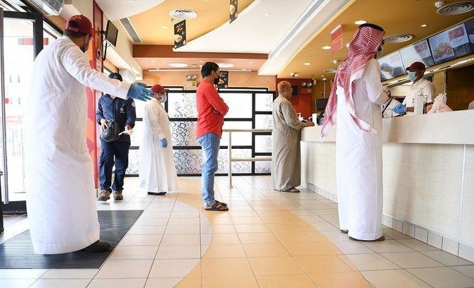 People in Jeddah observe social distancing guidelines to prevent the spread of coronavirus in the Kingdom. (SPA)