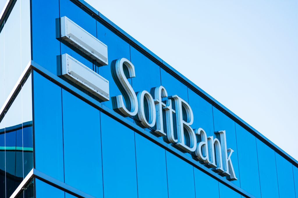 Softbank Group Corp. said Monday that it expects to report a consolidated operating loss of 1.35 trillion yen for fiscal 2019, which ended in March, due mainly to a huge loss at its Softbank Vision Fund. (Shutterstock))