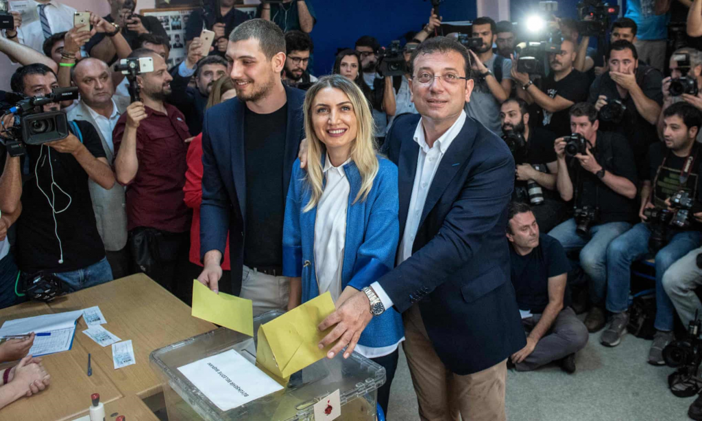 Ekrem Imamoglu, his wife Dilek and their son Semih cast their ballots in the Istanbul mayoral election rerun on June 23, 2019. (AFP)