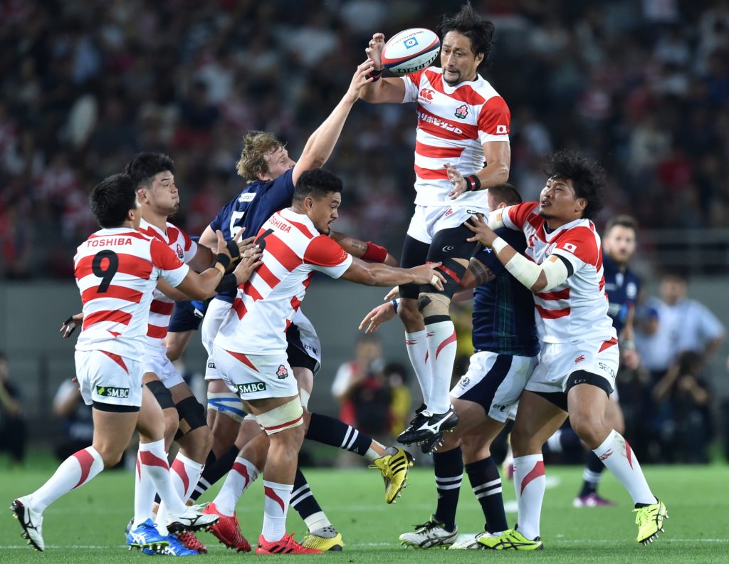 Japan's lock Hitoshi Ono (top-2nd R) fights for the ball against Scotland during their rugby union friendly match at Ajinomoto Stadium in Tokyo on June. 25, 2016. (AFP)