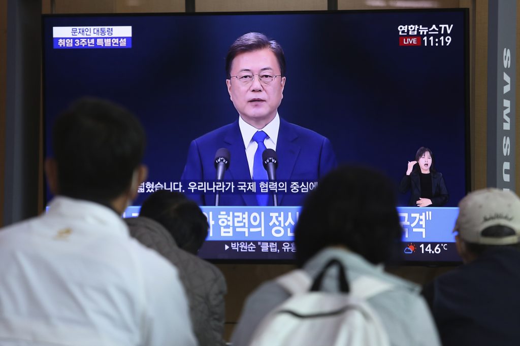 People watch a TV screen showing the live broadcast of South Korean President Moon Jae-in during a news conference to mark the third anniversary of his presidency at the Seoul Railway Station in Seoul, South Korea, Sunday, May. 10, 2020. (File photo/AP)