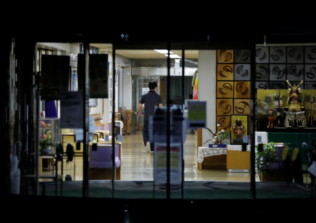 A staff member is seen inside an elderly care home according to local media where more than 40 residents and staff members have been infected with the coronavirus disease (COVID-19), in Tokyo, May. 4, 2020.(File photo/ Reuters)