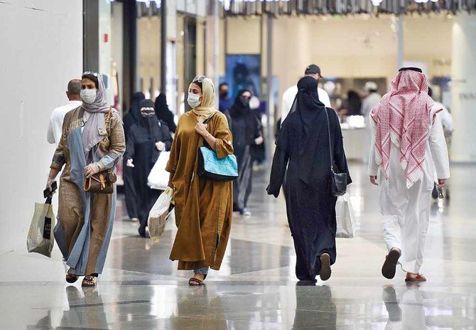 Saudis shop at a mall in Riyadh on Friday. This year shopping centers lacked the usual hustle and bustle due to the preventive measures taken to check the spread of coronavirus disease. (AFP)
