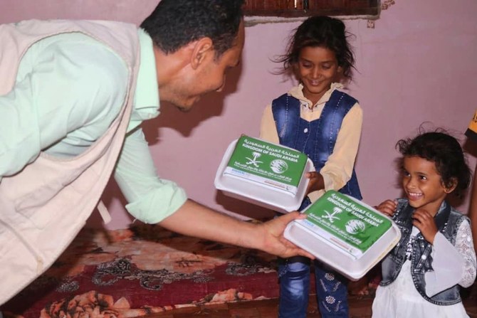 KSRelief donations are distributed to Yemeni children. (KSRelief)