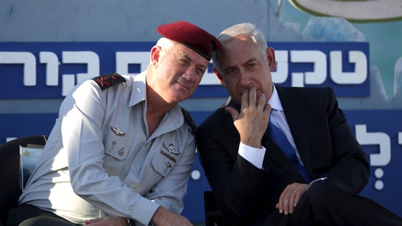 Benjamin Netanyahu and Israeli Chief of Staff Lt Gen Benny Gantz during a graduation ceremony of navy officers in Haifa, September 11, 2013. (AP Photo)