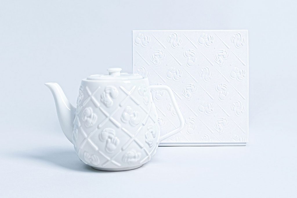 The teapot is made using heat-friendly ceramic, with a volume of 800 ml. (AllRightsReserved)