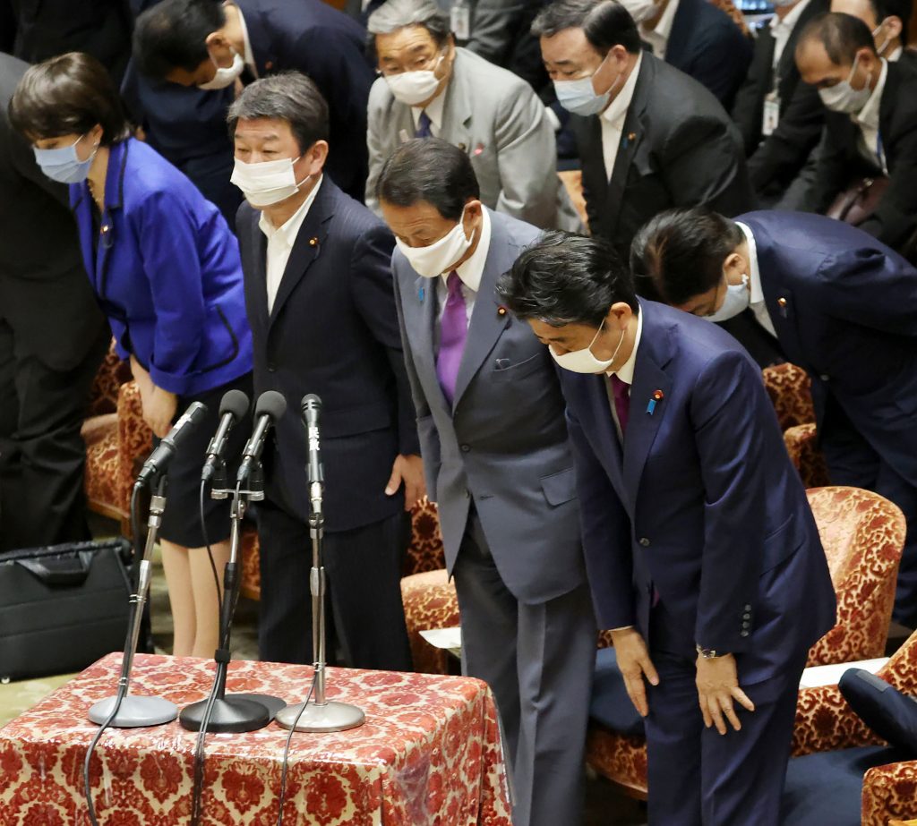 Japan's Prime Minister Shinzo Abe (R) and Finance Minister Taro Aso (2nd R) bow during a budget committee session in the lower house at parliament in Tokyo, June 10. 2020. (File photo/AFP)