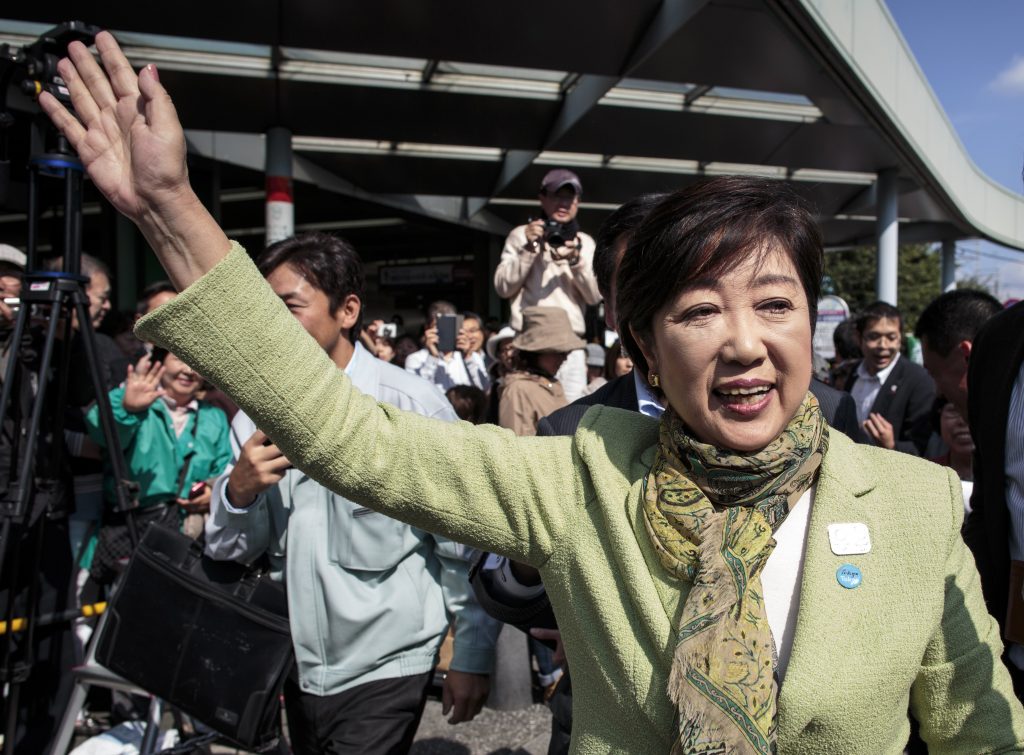 Tokyo Governor Yuriko Koike greets her supporters during an election campaign appearance in Saitama, Oct. 18, 2017. (AFP)