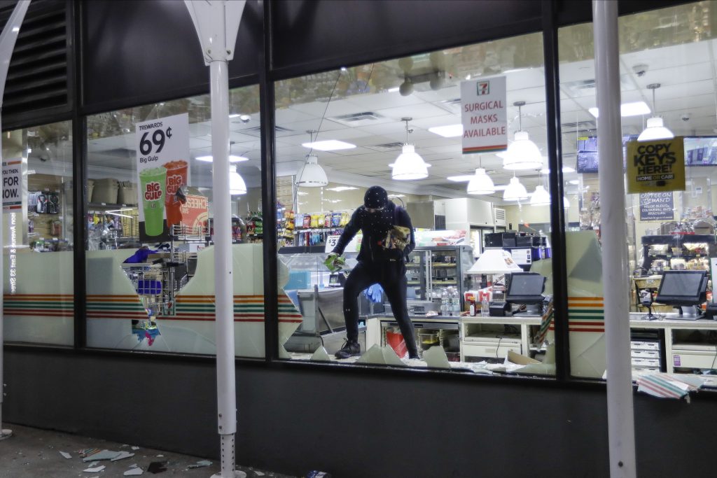 A person carries merchandise from a 7-Eleven store, Monday, June 1, 2020, in New York. (File photo/AP)