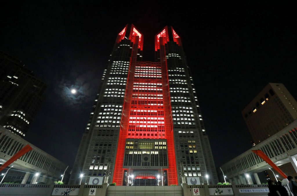 Tokyo Metropolitan Government building is lit up in red, after Tokyo government decided to issue an alert due to an increase in COVID-19 coronavirus cases in Tokyo, June 2, 2020. (File photo/AFP)