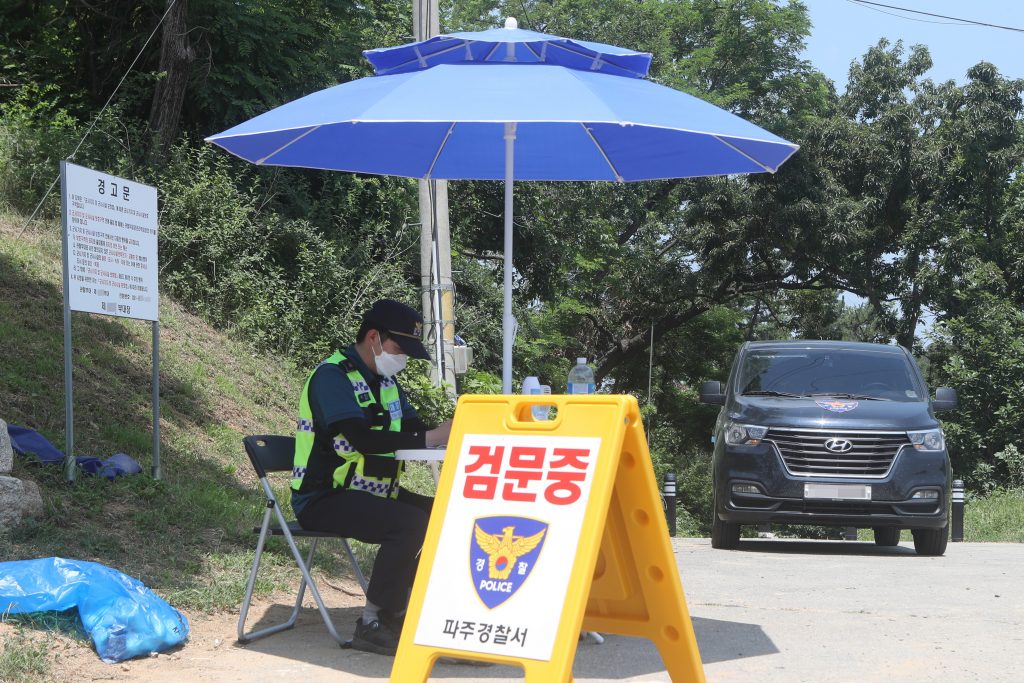 A police officer staffs a checkpoint, which aims to prevent groups of North Korean defectors from sending anti-Pyongyang leaflets again into North Korea, in the border town of Paju, South Korea, 16 June 2020. (File photo/EPA)