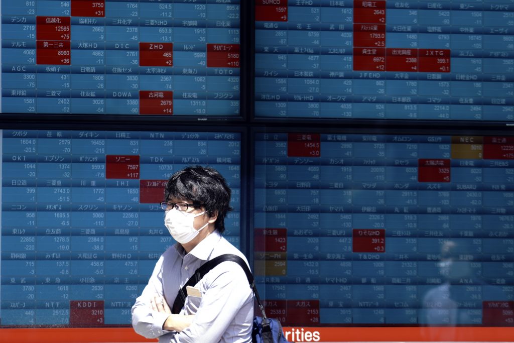 Japan's Nikkei average edged higher on Monday, moving in a narrow range, while investors remained concerned over rising number of coronavirus cases. (File photo/AP)