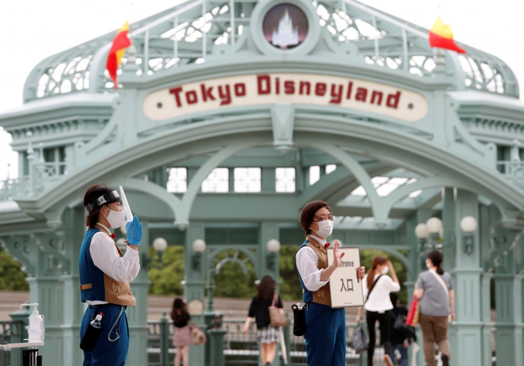 Visitors practicing social distancing while waiting to enter Tokyo Disneyland on July 1. (File photo/ Reuters)