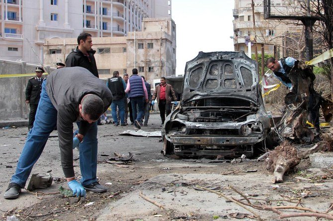 An Egyptian forensics team checks the location of a bombing in Alexandria, Egypt March 24, 2018. (Reuters)