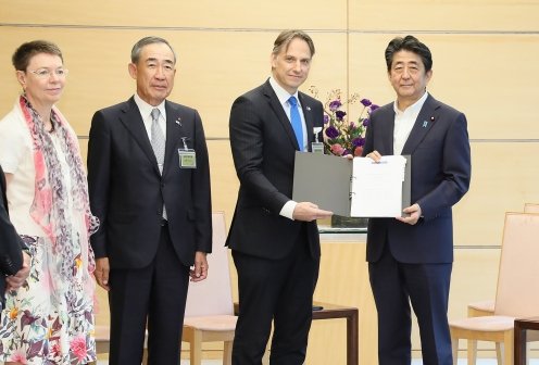 Japanese Prime Minister Shinzo Abe and the president of the European Business Council Michael Mroczek. (Twitter/JPN_PMO)