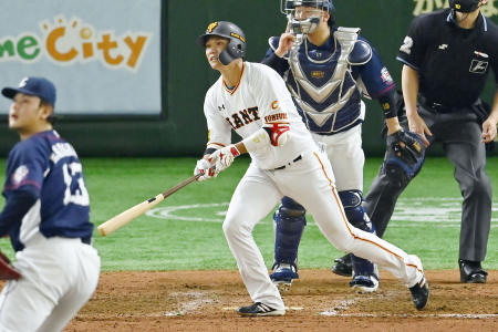 Yomiuri Giants' Hayato Sakamoto (center) plays in a preseason baseball game against Seibu Lions in Tokyo, Tuesday, June 2, 2020. (AP)