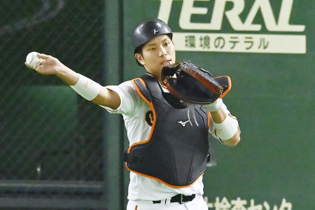Yomiuri Giants' Takumi Ohshiro plays in a preseason baseball game against Seibu Lions in Tokyo, Tuesday, June 2, 2020. (AP)