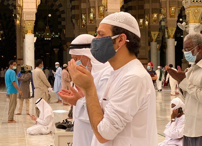 Muslim worshippers perform noon prayer at the Prophet Mohammed’s mosque in Madinah, Islam’s second holiest city, on May 31, 2020. (AFP file photo)