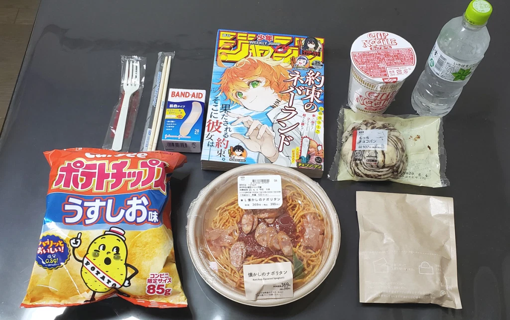 Some items available for order from Lawson include, potato chips, dessert pastry, band-aids, and most importantly, magazines such as Shonen Jump. (Via SoraNews24)