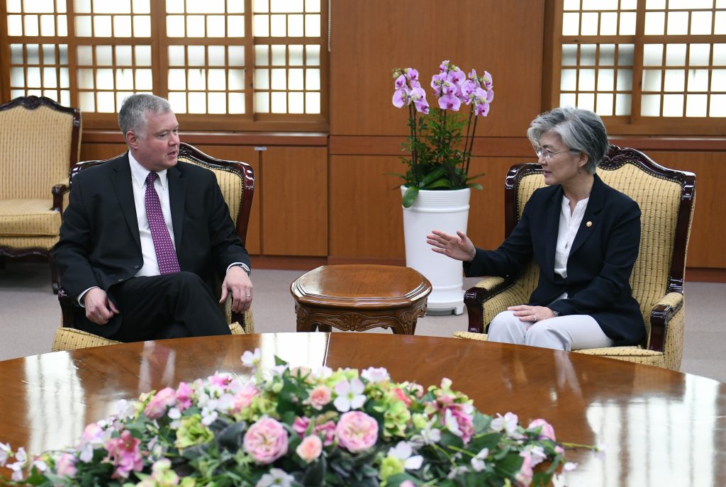 US Special Representative for North Korea Stephen Biegun (L) listens to South Korea's Foreign Minister Kang Kyung-wha (R) during a meeting at the foreign ministry in Seoul, Feb. 9, 2019. (AFP)