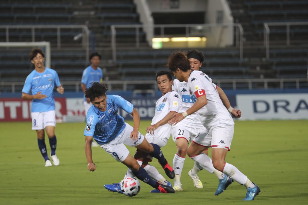 Chanathip Songkrasin (center) of Consadole Sapporo, plays during their J-league soccer match against Yokohama FC without spectators at Nippatsu Stadium in Yokohama, July. 4, 2020. (File photo/AP)
