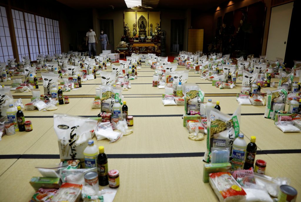 Vietnamese volunteers prepare packages of food and protective masks for Vietnamese people in need and living in Japan, amid the coronavirus disease (COVID-19) outbreak, at a Buddhist temple which has turned into a shelter for young Vietnamese migrant workers in Tokyo, Japan, July. 2, 2020. (File photo/Reuters)