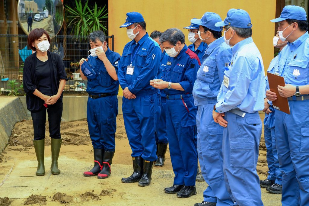 Japan's Prime Minister Shinzo Abe (3rd R) listens to the Senjuen nursing home director (L) outside the home where 14 people died after last week's heavy rains and flooding devastated the region, in Kuma in Kumamoto prefecture, July. 13, 2020. (File photo/AFP)