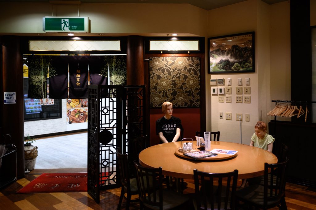 Mannequins, used as a method to maintain social distancing among diners, are seen seated in a restaurant in the Akabane district of Tokyo on July 26, 2020, amid the COVID-19 coronavirus pandemic. (File photo/AFP)