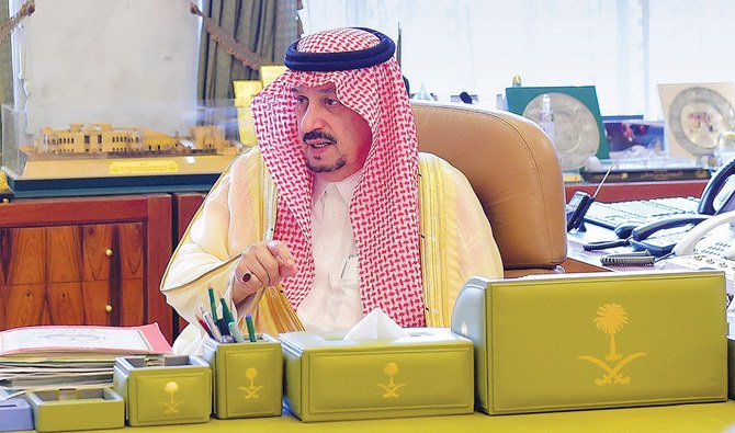 Riyadh Gov. Prince Faisal bin Bandar discussed the programs of the Ministry of Human Resources and Social Development with the officials. (SPA)