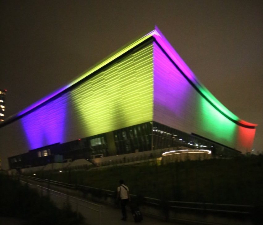 The Ariake Arena, a site facing Tokyo Bay, was illuminated to pay tribute to medical service workers fighting against COVID-19, as well as to cheer on and support athletes preparing for the Games. (Photos by Arab News Japan)