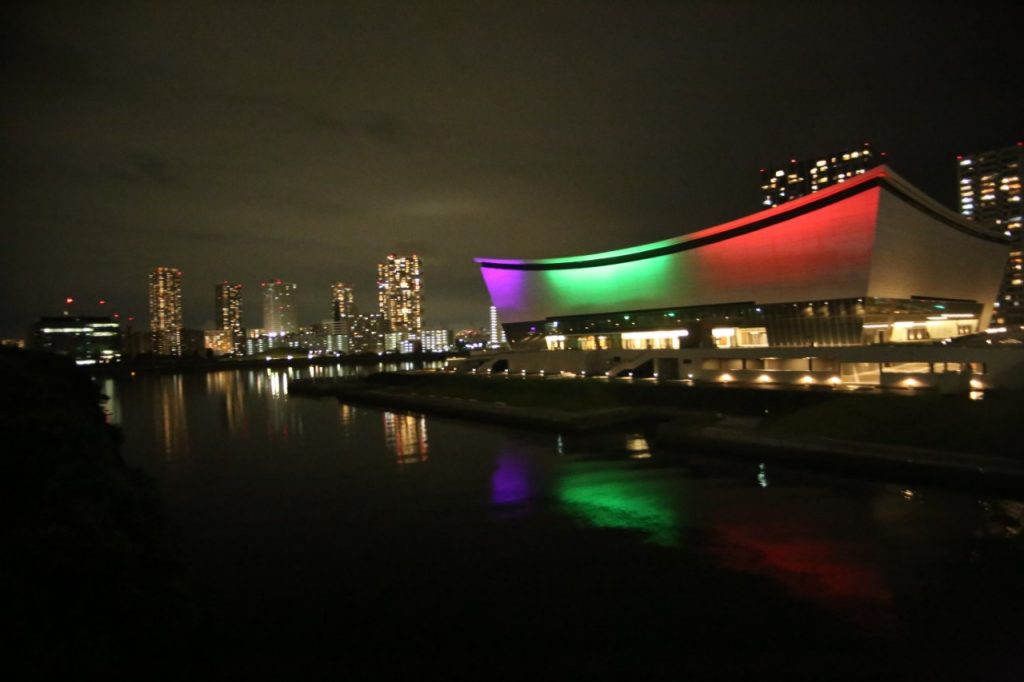 The Ariake Arena, a site facing Tokyo Bay, was illuminated to pay tribute to medical service workers fighting against COVID-19, as well as to cheer on and support athletes preparing for the Games. (Photos by Arab News Japan)