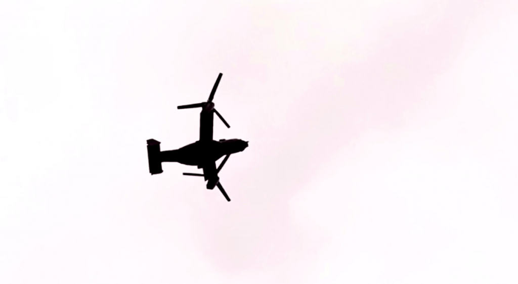 An Osprey plane flies over Yokota air base. (Photo by ANJ)