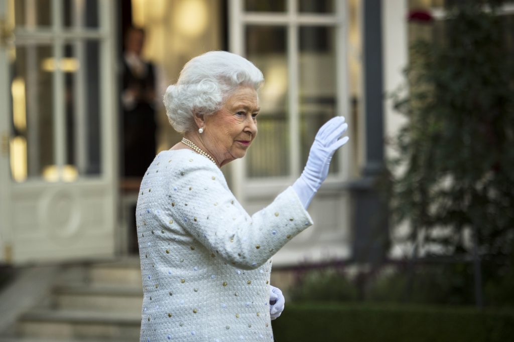 Britain's Queen Elizabeth pays tribute on 75th anniversary of Japan's WW2 defeat, recalling the anguish of the war and joy of its conclusion. (AFP)