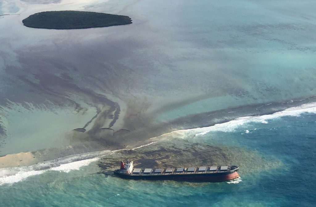 Oil leaking from the MV Wakashio, a bulk carrier ship that recently ran aground off the southeast coast of Mauritius, Friday, Aug. 7, 2020. (File photo/AP)