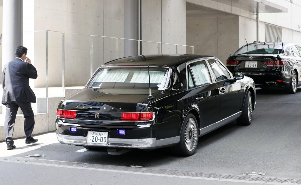 A vehicle believed to be carrying Japanese Prime Minister Shinzo Abe arrives at Keio University Hospital in Tokyo, Japan, before he checks in amid speculation about his health, in this photo taken by Kyodo, August 17, 2020. (Kyodo/via REUTERS) 