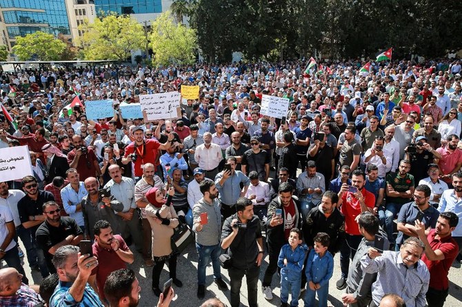 Public school teachers gather for a demonstration demanding pay raises, at the Professional Associations Complex in Jordan's capital Amman on October 3, 2019. (File/AFP)