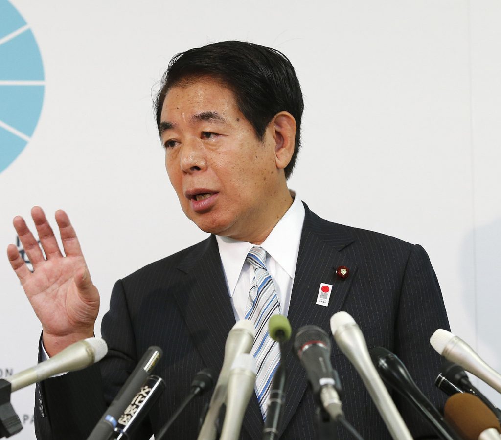 Japanese ruling party official Hakubun Shimomura speaks before a press in Tokyo, Sep. 25, 2015. (AFP)