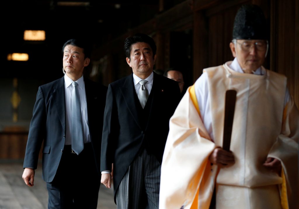 Japan's Prime Minister Shinzo Abe (C) is led by a Shinto priest as he visits Yasukuni shrine in Tokyo Dec. 26, 2013. (File photo/Reuters)