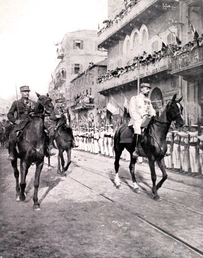 In Beirut, General Gouraud, accompanied by General Goybet, passes before a double row of infantrymen (1920). (Alamy)