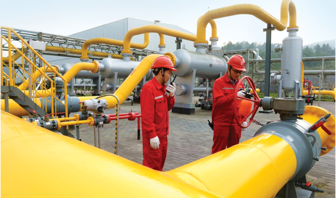 Employees work at a shale gas field of Sinopec in Fuling, China. (Reuters/File)