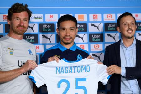 French football club Olympique de Marseille's head coach Andre Villas-Boas (left) and deputy general manager Pablo Longoria (right) pose with newly recruited defender, Japan's Yuto Nagatomo (centre), during a press conference on September 2, 2020 in Marseille. (AFP)