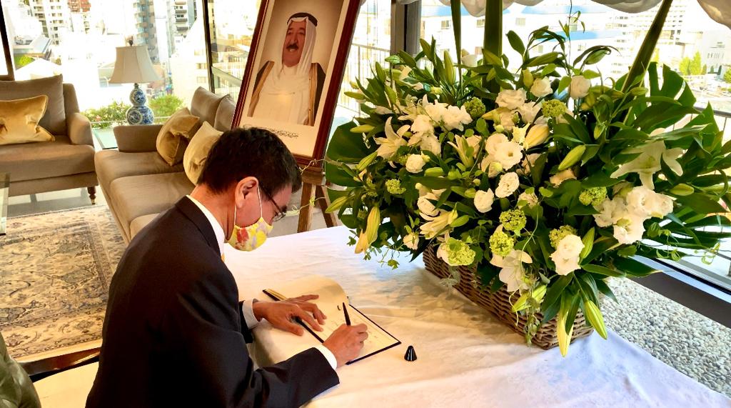 On Thursday, Administrative Reforms Minister Taro Kono visited the Kuwaiti Embassy in Tokyo to pay his respects. (ANJ Photo)