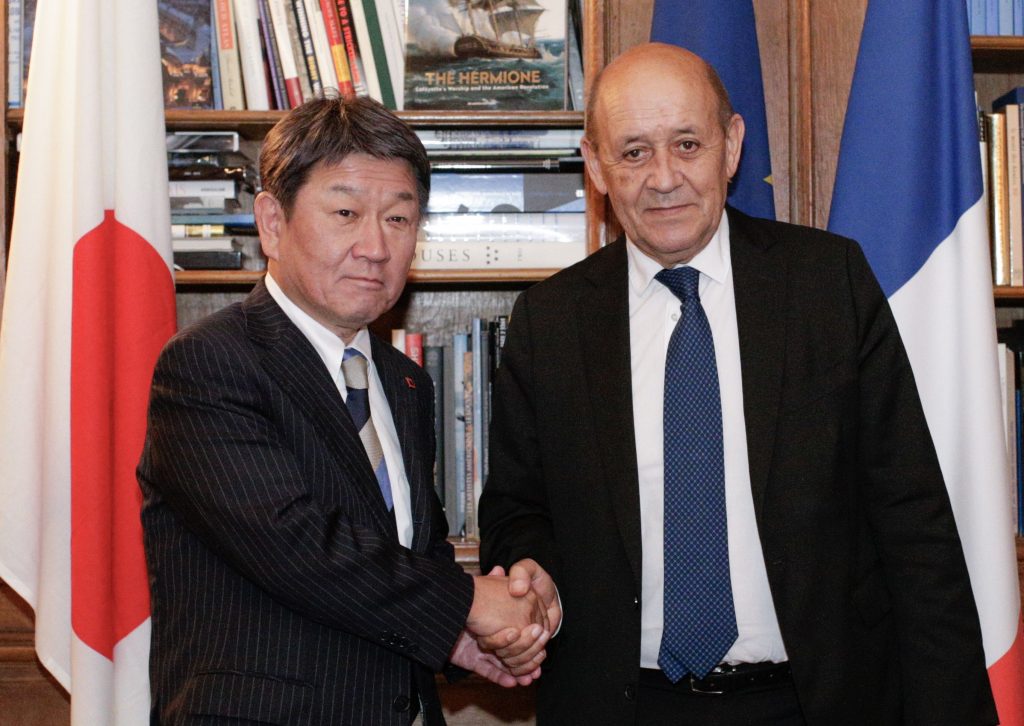 Japan's Foreign Minister Toshimitsu Motegi (L) and French Minister of Europe and Foreign Affairs Jean-Yves Le Drian (R) pose together at the French consulate in New York, Sep. 24, 2019. (AFP)